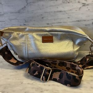 Parker Thatch Cross your Heart Sling Leather Platinum with Tiger Luggage Strap